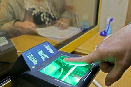 В Европе запустили новую систему въезда/выезда (EES) – электронную регистрацию всех, кто пересекает границу. Вместо привычных штампов в паспорте теперь сканируют лица и отпечатки пальцев. Система охватывает 29 стран Шенгенской зоны.